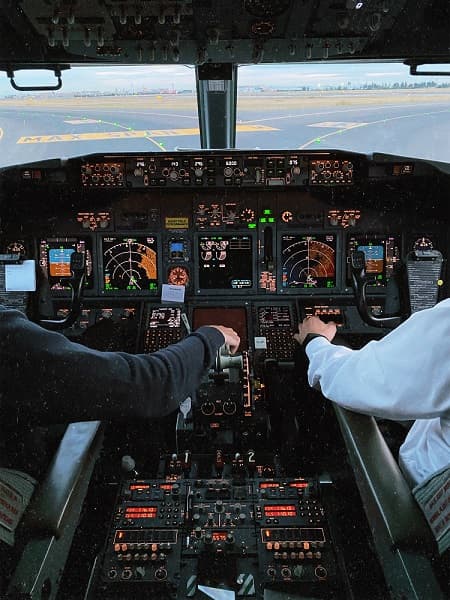 pilote-dans-un-cockpit